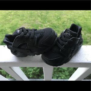 Black Nike huarache kids/toddler sneakers size 5c